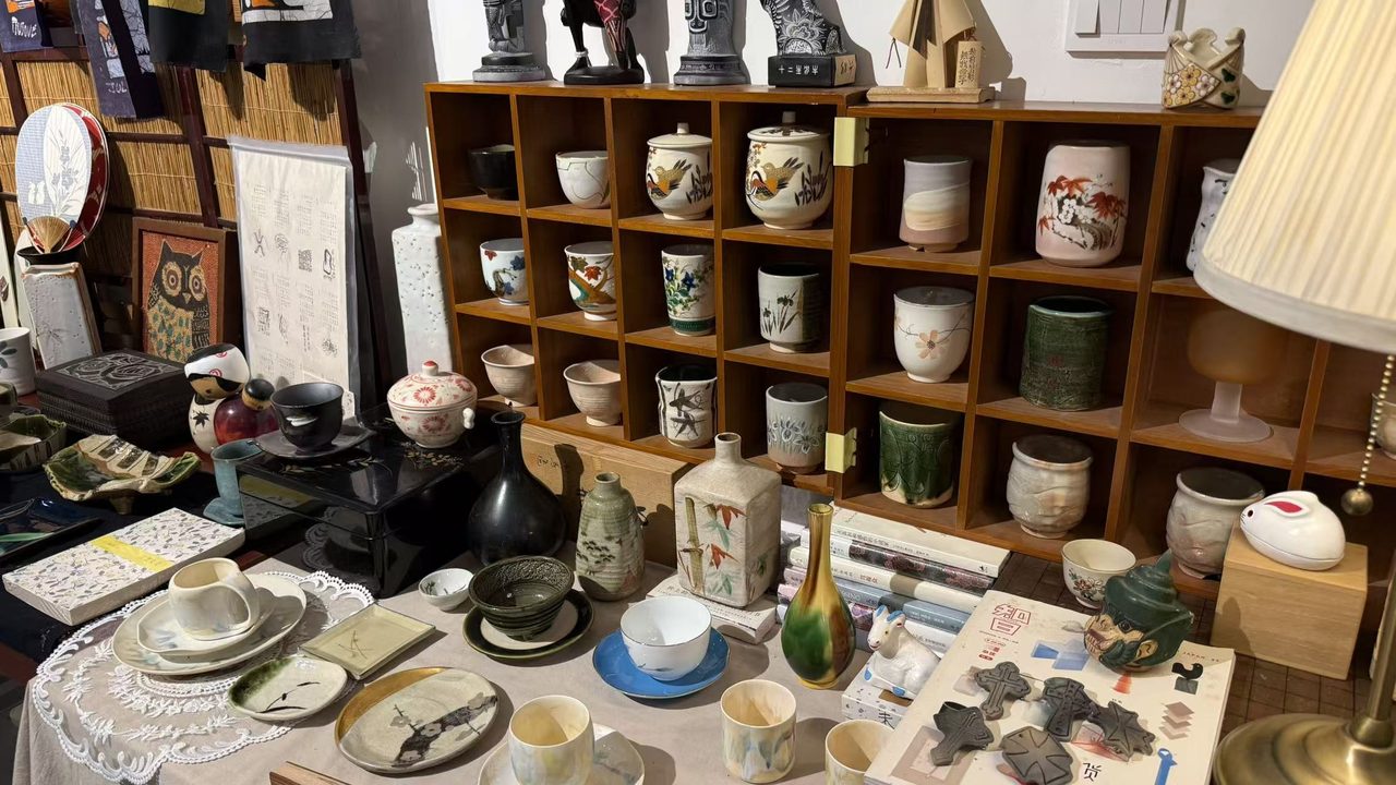灵韵店内 · 器物货架